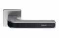 Tecno Satin Chrome + Poignée de porte en carbone sur rosace en carbone de Momo Design Colombo Design