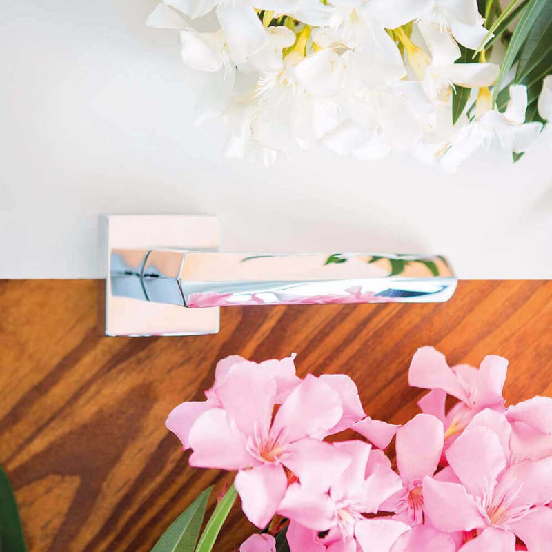 Elle poignée en chrome poli avec rosette carrée pour Studio d'architecture Linea Calì