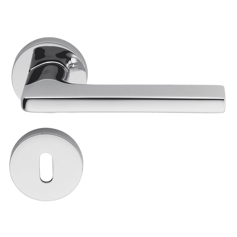 Poignée de porte en chrome poli Gira sur rosette, idéale pour les architectes de Colombo Design