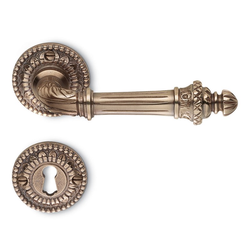Poignée de porte en laiton naturel Empire sur rosette avec décorations fabriquée en Italie par Antologhia
