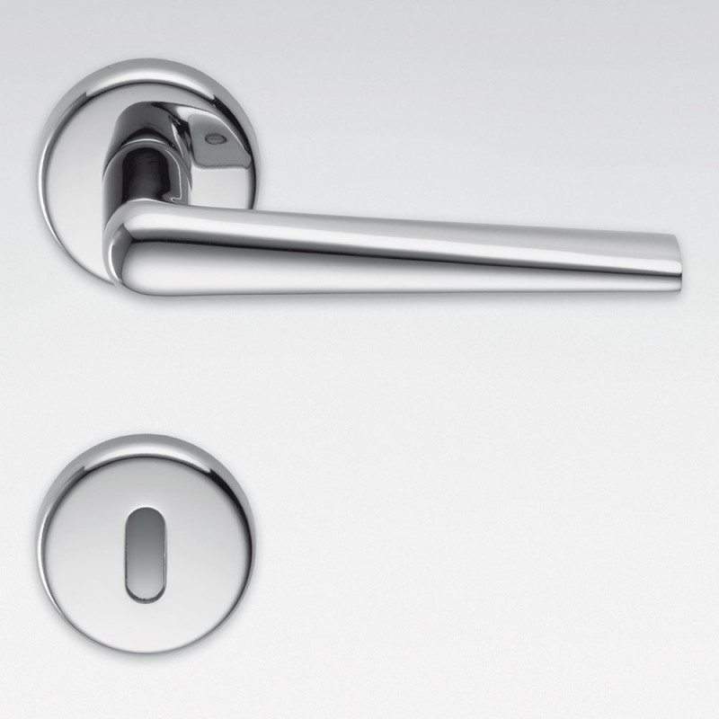 Poignée de porte Roboquattro en chrome poli sur rosace lisse sans coin de Colombo Design