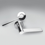 Outil Poignée de porte en chrome poli sur rosette par Michele De Lucchi Architecture pour Colombo Design
