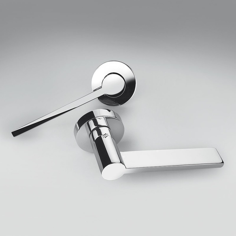 Outil Poignée de porte en chrome poli sur rosette par Michele De Lucchi Architecture pour Colombo Design