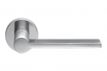 Outil Poignée de porte en chrome satiné sur rosace par l'architecte Michele De Lucchi pour Colombo Design
